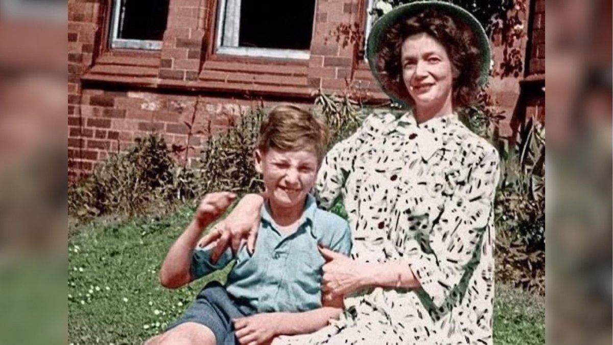 Julia tenía 44 años cuando fue atropellada en 1958; John tenía 17 Julia tenía 44 años cuando fue atropellada en 1958; John tenía 17