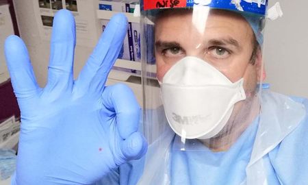 Joan Pons Laplana, un enfermero del Hospital de Sheffield en Inglaterra que es uno de los 10.260 voluntarios que testeó la vacuna para prevenir el coronavirus que desarrolla la Universidad de Oxford. Joan Pons Laplana, un enfermero del Hospital de Sheffield en Inglaterra que es uno de los 10.260 voluntarios que testeó la vacuna para prevenir el coronavirus que desarrolla la Universidad de Oxford.