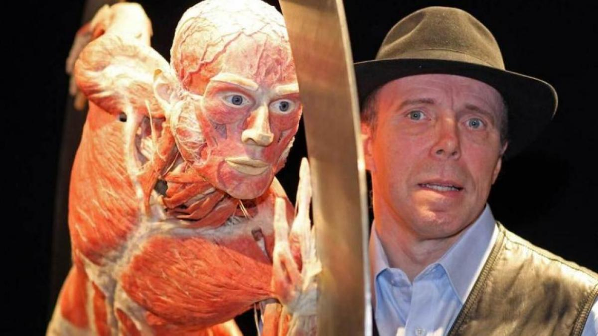 Gunther von Hagens junto a una de sus plastinaciones Propias