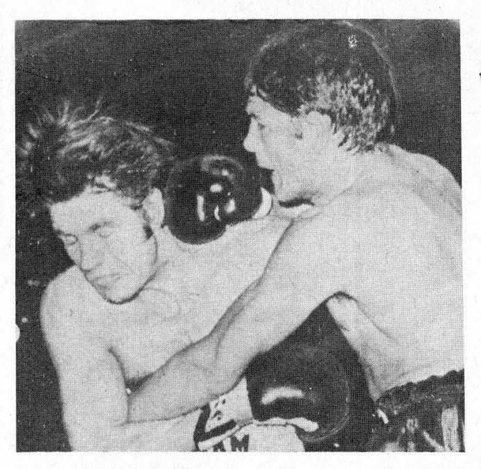 En el 10º asalto, una derecha del retador hizo flamear al campeón, y lo conmovió hasta los huesos. En el 11º round, Monzón salió a buscar la definición por la vía categórica, pero Benvenuti se las arregló a duras penas para escapar del asedio del oriundo de San Javier.