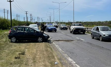 Un vehículo volcó y generó una importante congestión vehicular en dirección sur-norte en la Circunvalación. Un vehículo volcó y generó una importante congestión vehicular en dirección sur-norte en la Circunvalación.