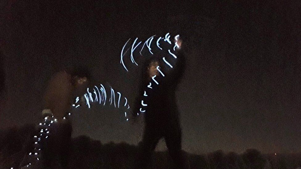 La noche del ataque, la Sra. Smallman y la Sra. Henry tomaron múltiples imágenes de ellas mismas bailando.