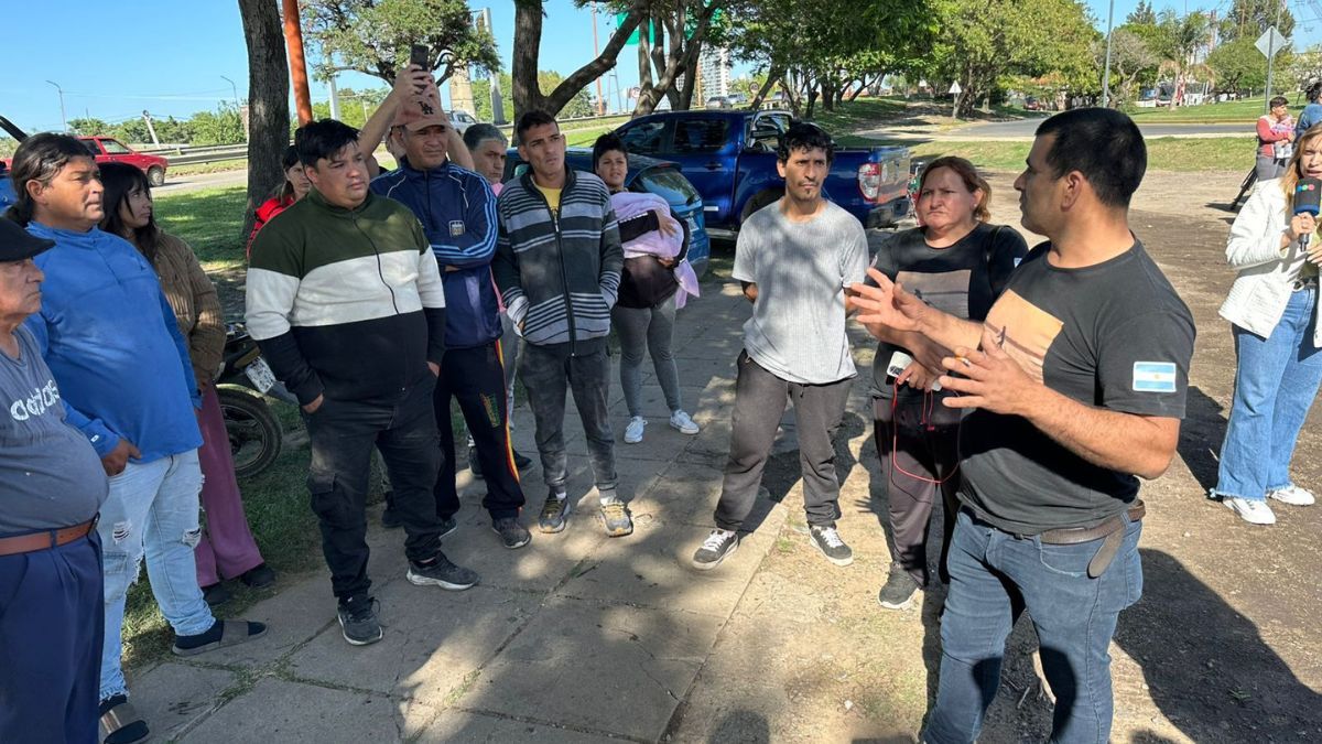 “Estamos muy enojados, hace diez días que las familias no están comiendo”, expresó al respecto Jesús Pérez, referente de la Asociación de Pescadores. “Estamos muy enojados, hace diez días que las familias no están comiendo”, expresó al respecto Jesús Pérez, referente de la Asociación de Pescadores.