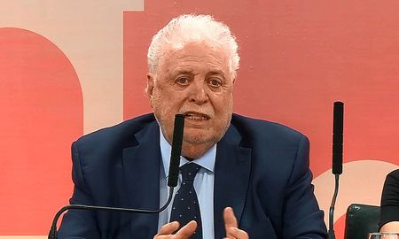 En su intervención ante los senadores, el ministro de Salud, Ginés González García, calificó como extraordinario al proyecto de ley aprobado por la Cámara de Diputados. En su intervención ante los senadores, el ministro de Salud, Ginés González García, calificó como extraordinario al proyecto de ley aprobado por la Cámara de Diputados.
