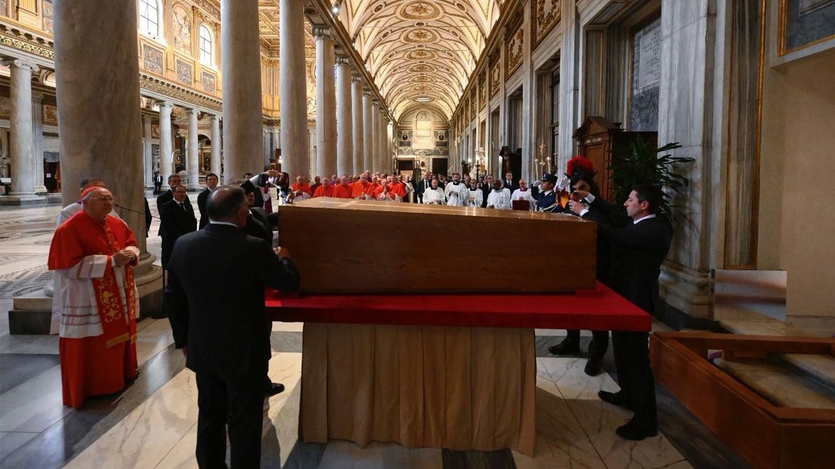 Durante la sepultura se entonaron el Padrenuestro y el Regina Caeli, como parte del rito solemne de entierro. Durante la sepultura se entonaron el Padrenuestro y el Regina Caeli, como parte del rito solemne de entierro.