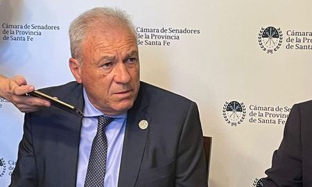 Nery Pumpido fue reconocido por la Cámara de Senadores de Santa Fe por su trayectoria deportiva y analizó el presente futbolístico en la ciudad y en Sudamérica. Nery Pumpido fue reconocido por la Cámara de Senadores de Santa Fe por su trayectoria deportiva y analizó el presente futbolístico en la ciudad y en Sudamérica.