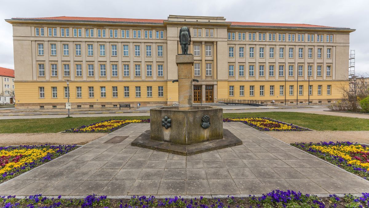 Su población es de aproximadamente 24.000 habitantes. Su población es de aproximadamente 24.000 habitantes.