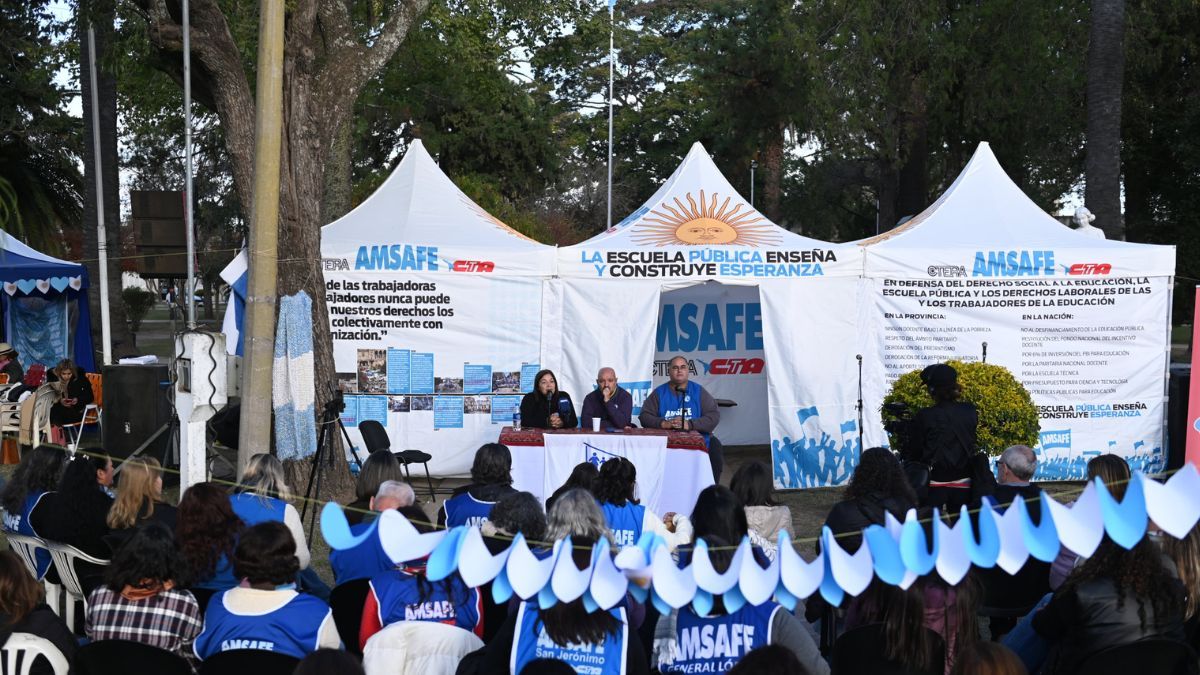 Carpa Blanca de la Dignidad Docente en San Javier.