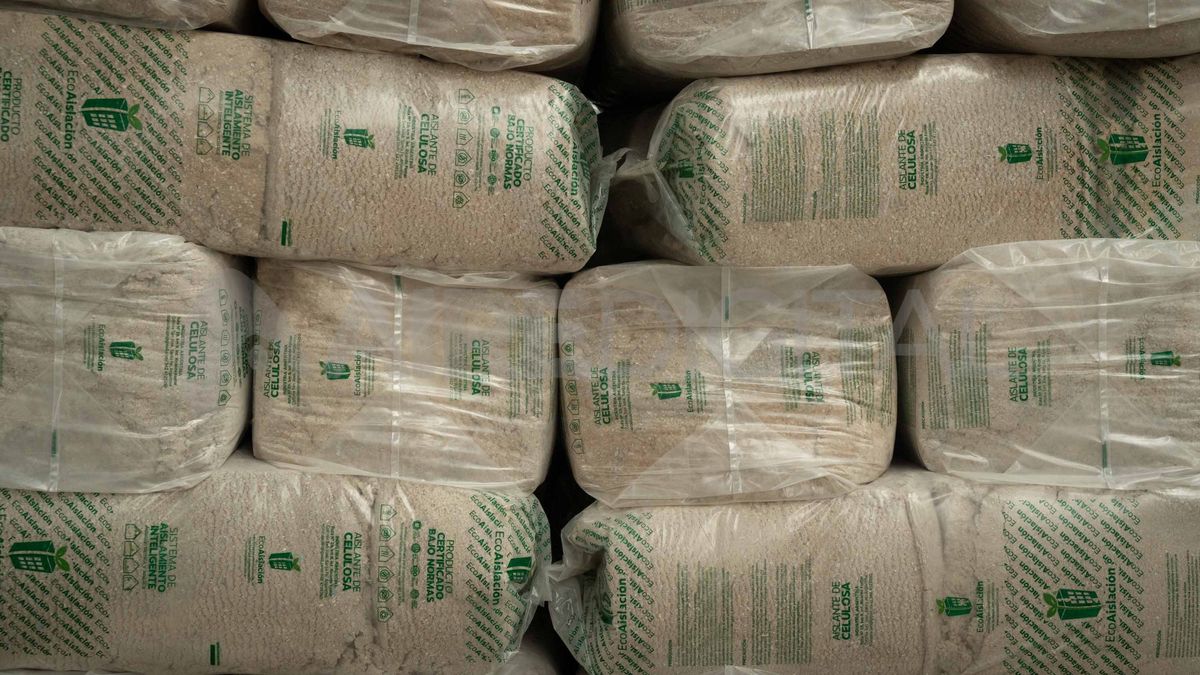 EcoAislación nació en 2015 luego de que tres amigos idearon un innovador aislante térmico y acústico ecológico a base de celulosa reciclada. EcoAislación nació en 2015 luego de que tres amigos idearon un innovador aislante térmico y acústico ecológico a base de celulosa reciclada.