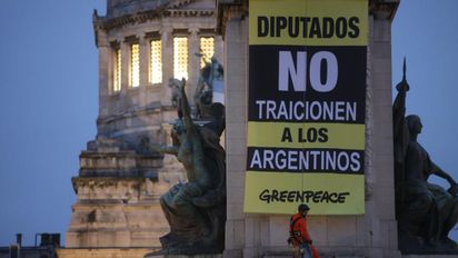 Detuvieron a siete activistas de Greenpeace tras una protesta por la Ley de Glaciares