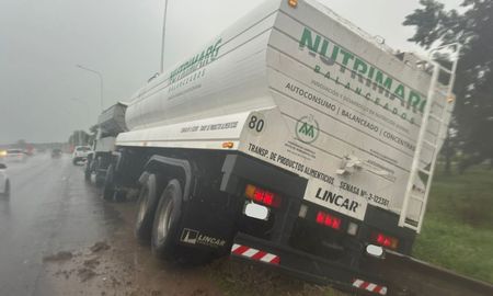 El camión despistó en la autopista Rosario - Santa Fe, en la mano hacia el sur, a la altura del CRAI. El camión despistó en la autopista Rosario - Santa Fe, en la mano hacia el sur, a la altura del CRAI.