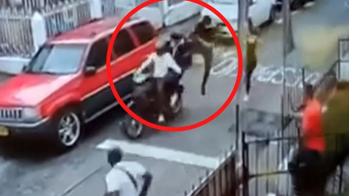 Un hombre detuvo a dos motochorros con una patada voladora y lo apodaron Jackie Chan