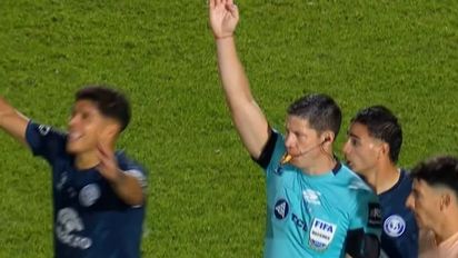 Blooper mundial: creyó que habían salido campeones y festejó de rodilla, pero había penales en Copa Argentina