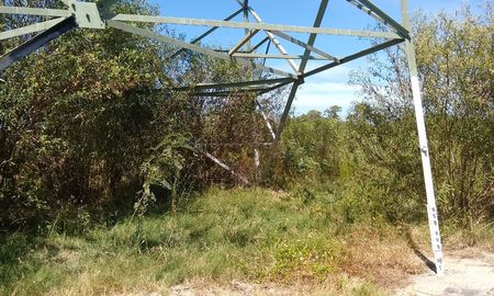 La Empresa Provincial de la Energía (EPE) constató actos de vandalismo sobre otra estructura metálica que sostiene la línea de alta tensión de 132 kV y vincula las estaciones Santo Tomé y Puerto de Santa Fe. La Empresa Provincial de la Energía (EPE) constató actos de vandalismo sobre otra estructura metálica que sostiene la línea de alta tensión de 132 kV y vincula las estaciones Santo Tomé y Puerto de Santa Fe.
