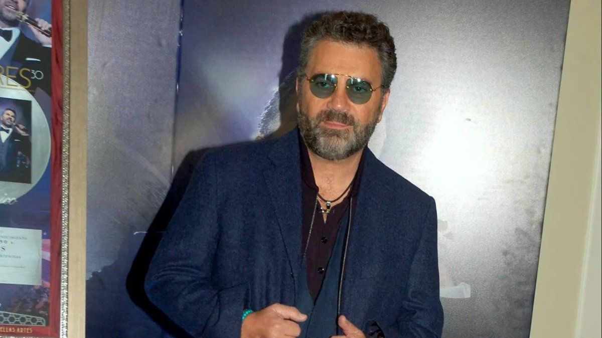 Manuel Mijares visitó las instalaciones de Televisa San Ángel; ha tratado su problema desde 1973 con una primera operación.