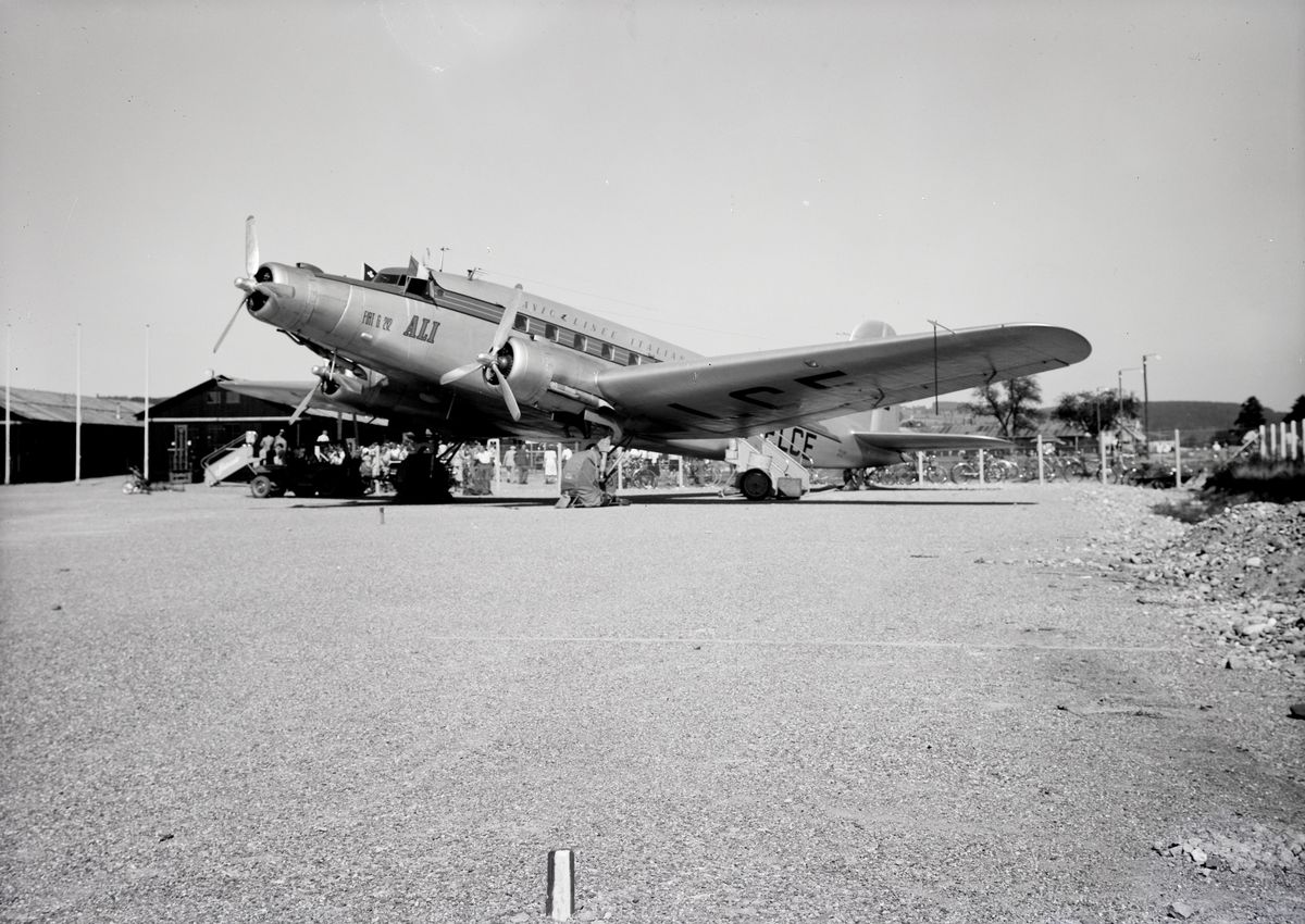 La aeronave que protagonizó el accidente fue el Fiat G.212 CP Monterosa matrícula I-ELCE, de Avio Linee Italiane (ALI, o Aerolíneas Italianas), comandada por el teniente coronel Pierluigi Meroni. Su capacidad era de entre 26 y 30 pasajeros y, su velocidad crucero, de 162 nudos (unos 300 km/h). Esta foto fue tomada en el aeropuerto de Zurich-Kloten, Suiza. La aeronave que protagonizó el accidente fue el Fiat G.212 CP Monterosa matrícula I-ELCE, de Avio Linee Italiane (ALI, o Aerolíneas Italianas), comandada por el teniente coronel Pierluigi Meroni. Su capacidad era de entre 26 y 30 pasajeros y, su velocidad crucero, de 162 nudos (unos 300 km/h). Esta foto fue tomada en el aeropuerto de Zurich-Kloten, Suiza.