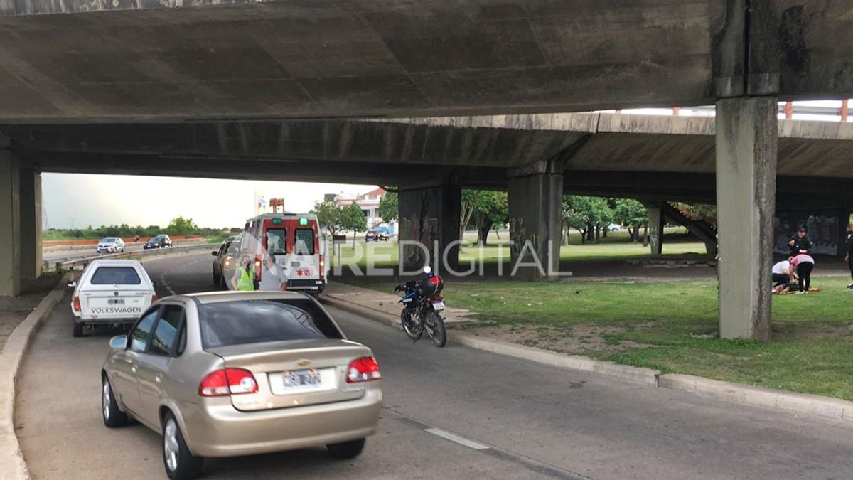 Las razones que causaron el accidente no son claras, una de las versiones brindadas al móvil de Aire de Santa Fe aseguró que un auto encerró a los motociclistas que terminaron impactando contra el guardarrail y cayeron hacia el cantero.
