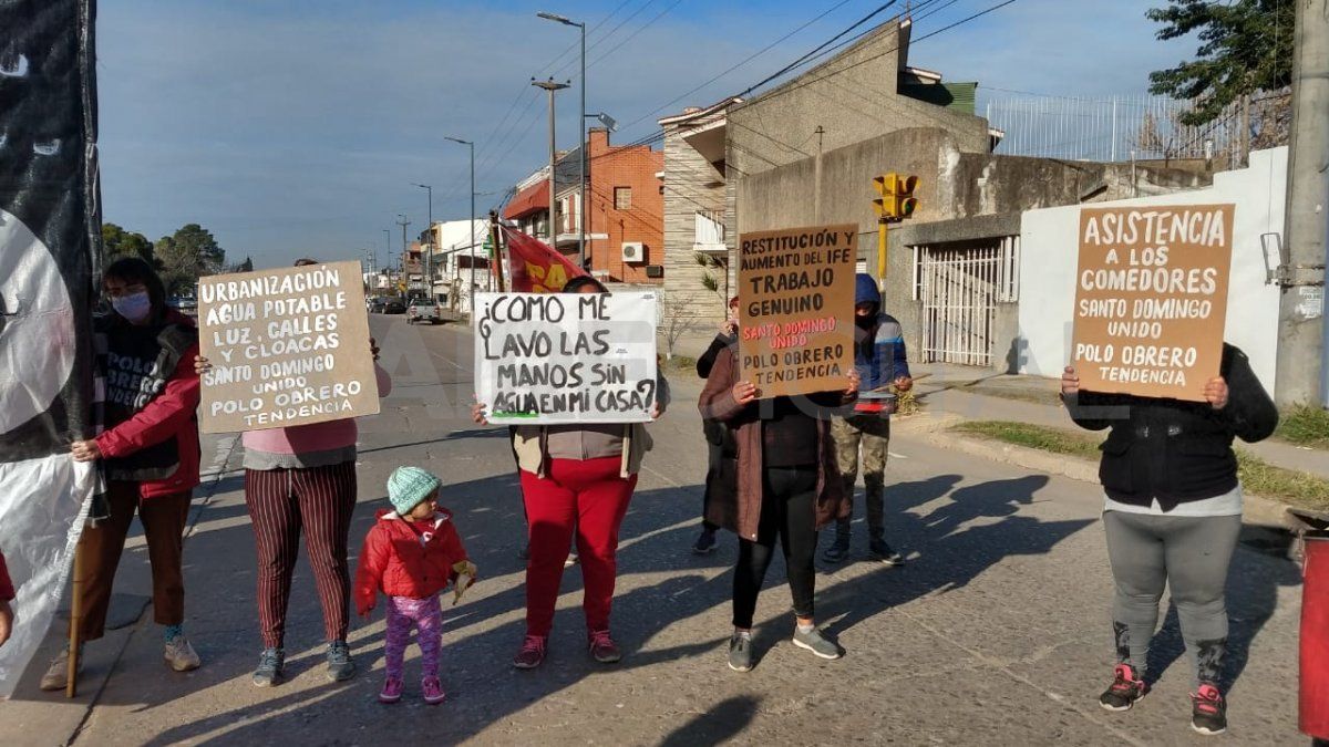 Vecinso del barrio Santo Domingo se manifestaron en la avenida Blas Parera y Larrea