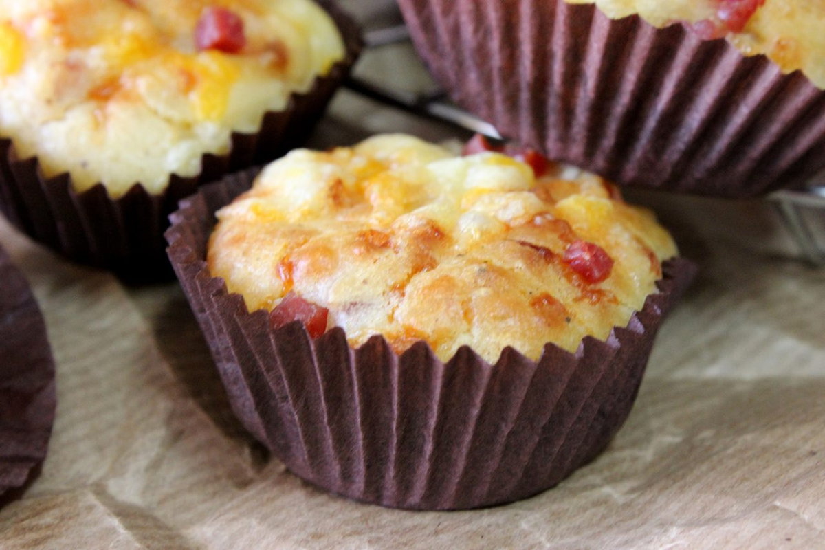 Los muffins salados de jamón y queso son perfectos para disfrutar en cualquier ocasión. Los muffins salados de jamón y queso son perfectos para disfrutar en cualquier ocasión.
