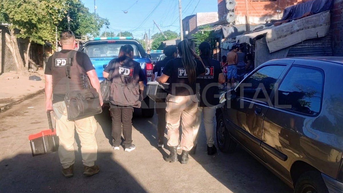 Policías trabajan en el homicidio tras la balacera en el barrio industrial, en la zona norte de Rosario. Policías trabajan en el homicidio tras la balacera en el barrio industrial, en la zona norte de Rosario.
