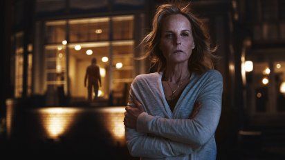 Helen Hunt encabeza el elenco de la película de Netflix, que muestra cómo una familia lidia con conflictos personales y extraños sucesos.
