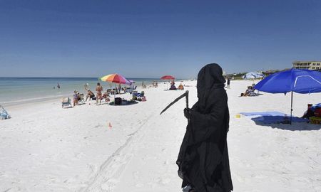 El abogado Daniel Uhlfelder, vestido en un traje de la muerte, camina por una playa recién abierta en Florida, EE.UU., el 1 de mayo de 2020. El abogado Daniel Uhlfelder, vestido en un traje de la muerte, camina por una playa recién abierta en Florida, EE.UU., el 1 de mayo de 2020.