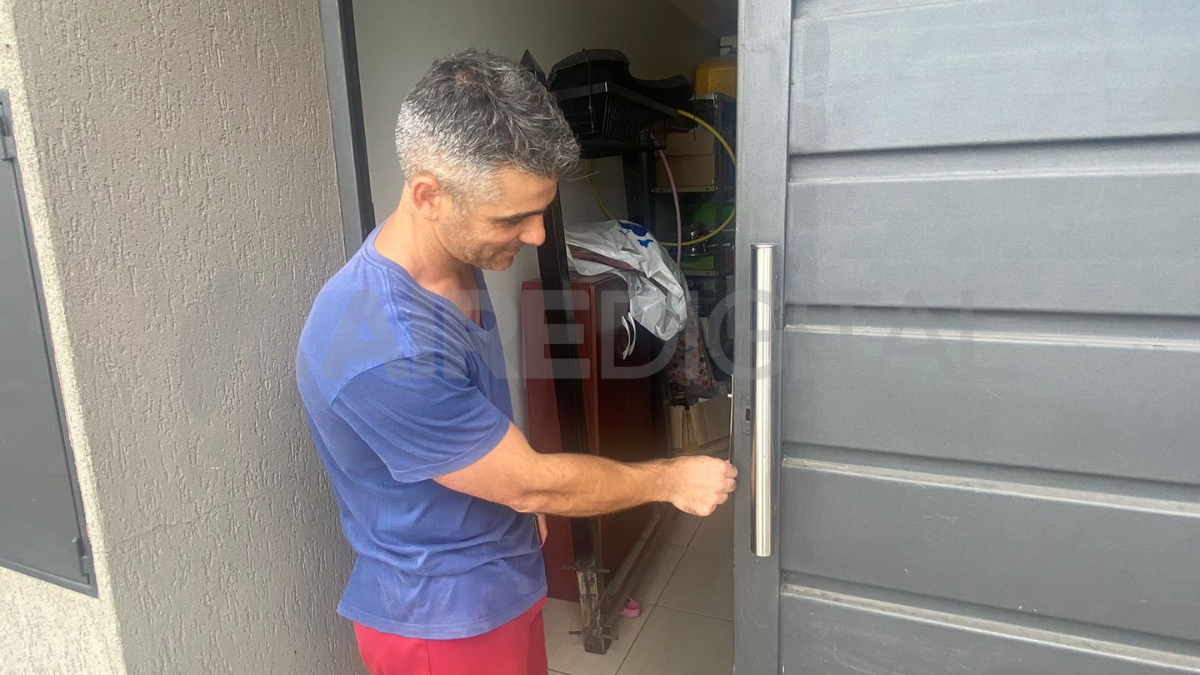 Los ladrones cortaron las trabas del portón del garage.