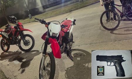 Relato de la víctima de un brutal intento de asalto en Santa Fe. La foto registrada minutos después del atraco junto al arma secuestrada Relato de la víctima de un brutal intento de asalto en Santa Fe. La foto registrada minutos después del atraco junto al arma secuestrada