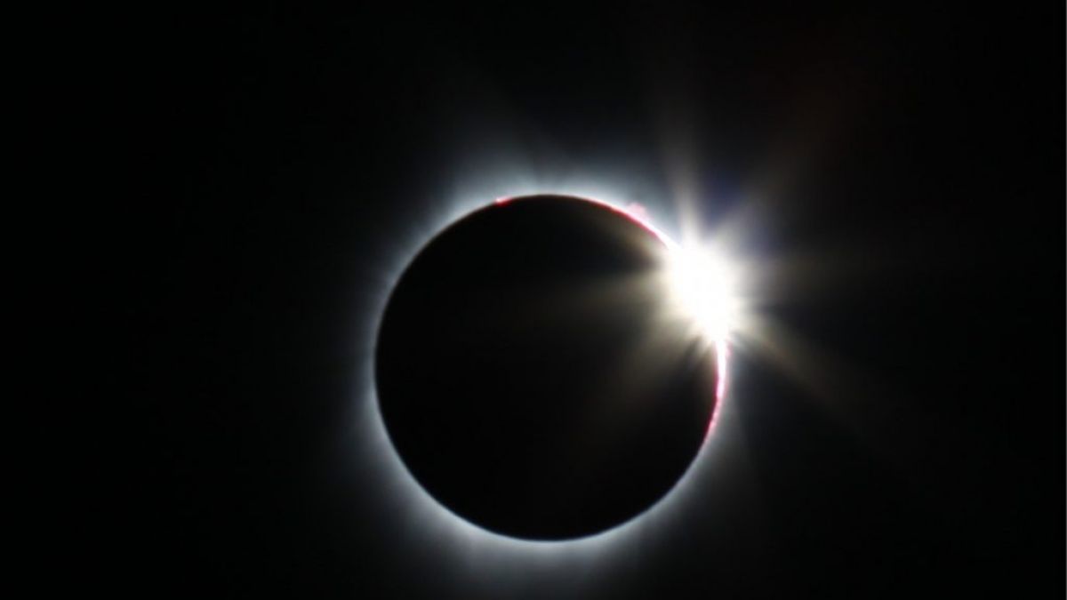 El anillo de diamantes. Un fenómeno que ocurre cuando la Luna comienza a descubrir el Sol tras la totalidad del eclipse.