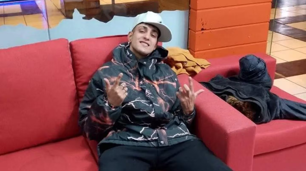 Un joven de 22 años fue asesinado de una apuñalada a la salida de una fiesta en Bariloche. Un joven de 22 años fue asesinado de una apuñalada a la salida de una fiesta en Bariloche. 