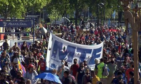 En medio de la disputa de la familia Etchevehere, se hacen dos marchas simultáneas. Llevan como consignas en defensa de la paz, la justicia y la reparación” y “por amor a la tierra y su gente”. En medio de la disputa de la familia Etchevehere, se hacen dos marchas simultáneas. Llevan como consignas en defensa de la paz, la justicia y la reparación” y “por amor a la tierra y su gente”.