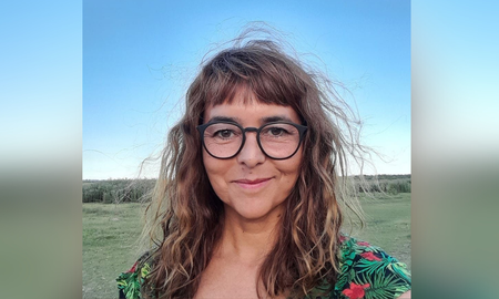 La escritora y docente santafesina Claudia Chamudis, en el campo, donde encontró su lugar en el mundo La escritora y docente santafesina Claudia Chamudis, en el campo, donde encontró su lugar en el mundo