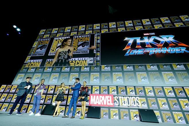 El presidente de Marvel Studios Kevin Feige, el director Taika Waititi, Natalie Portman, Chris Hemsworth y Tessa Thompson durante la presentación de "Thor: Love and Thunder" en la Comic-Con de San Diego 2019. 