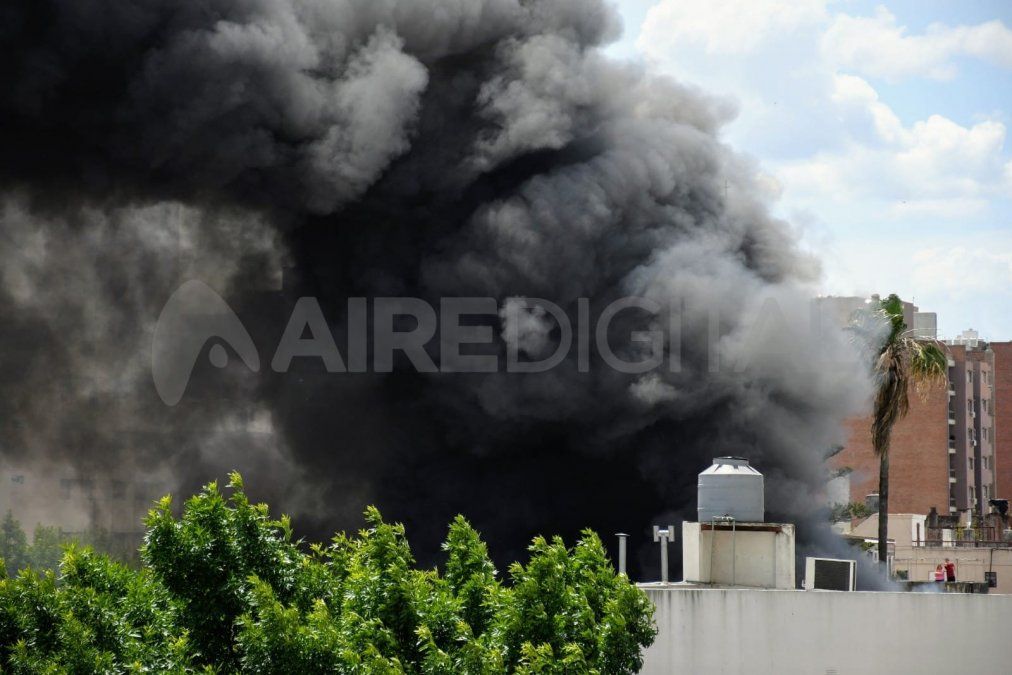 La dotación de bomberos controló en un principio el incendio