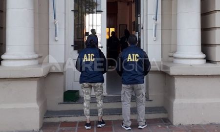 En la alcaidía fue allanado particularmente el sector destinado al personal policial y la oficina del jefe. En la alcaidía fue allanado particularmente el sector destinado al personal policial y la oficina del jefe.
