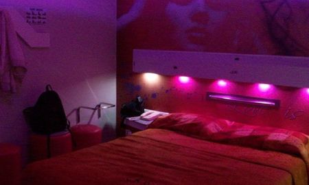 Encontró a su mujer en un hotel con su amigo: destruyó el lugar y los golpeó Encontró a su mujer en un hotel con su amigo: destruyó el lugar y los golpeó