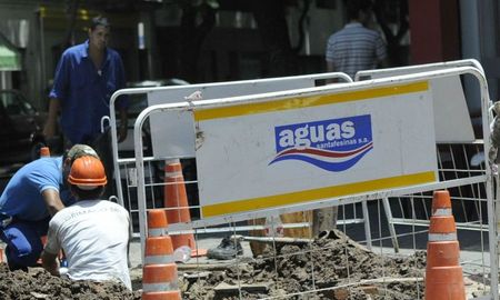 Desde el sindicato de Obras Sanitarias salieron al cruce del gobierno, defendieron el bono por productividad y apuntaron contra la conducción de la empresa. Desde el sindicato de Obras Sanitarias salieron al cruce del gobierno, defendieron el bono por productividad y apuntaron contra la conducción de la empresa.