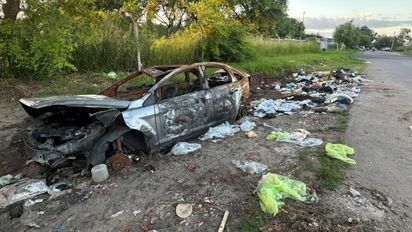 Santa Fe: un auto quemado lleva 40 días abandonado y se formó un basural a metros de una escuela