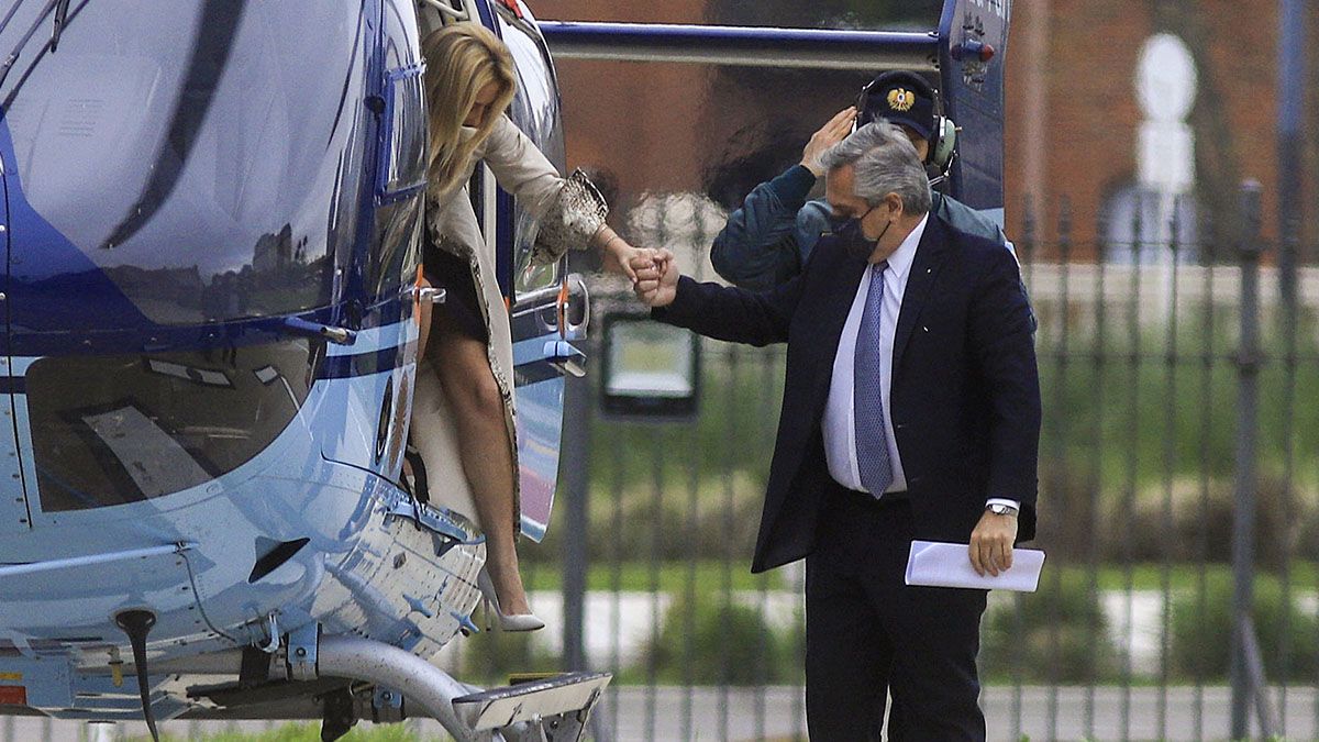 “Mientras yo fui presidente dos o tres veces, mientras viajaba en helicóptero de Casa Rosada a Olivos, me apareció una mira telescópica dentro del helicóptero”, aseguró Fernández. “Mientras yo fui presidente dos o tres veces, mientras viajaba en helicóptero de Casa Rosada a Olivos, me apareció una mira telescópica dentro del helicóptero”, aseguró Fernández.