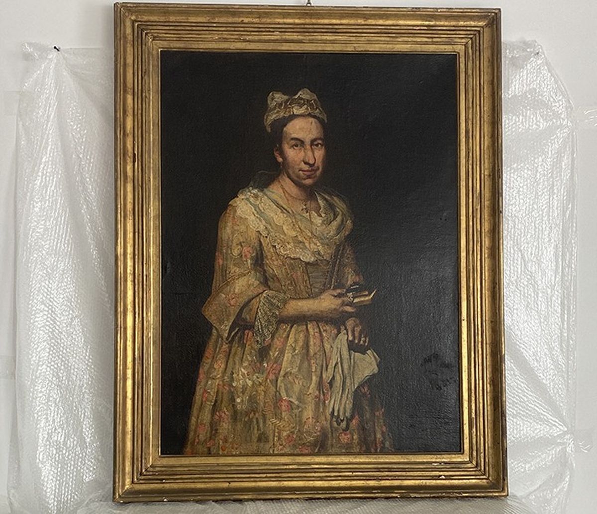 “Retrato de una dama” representaría a la Contessa Colleoni y dataría del año 1700. Pertenecía a la colección del comerciante judío Jacques Goudstikker antes de ser robada por nazis y permanecer desaparecida por 80 años.