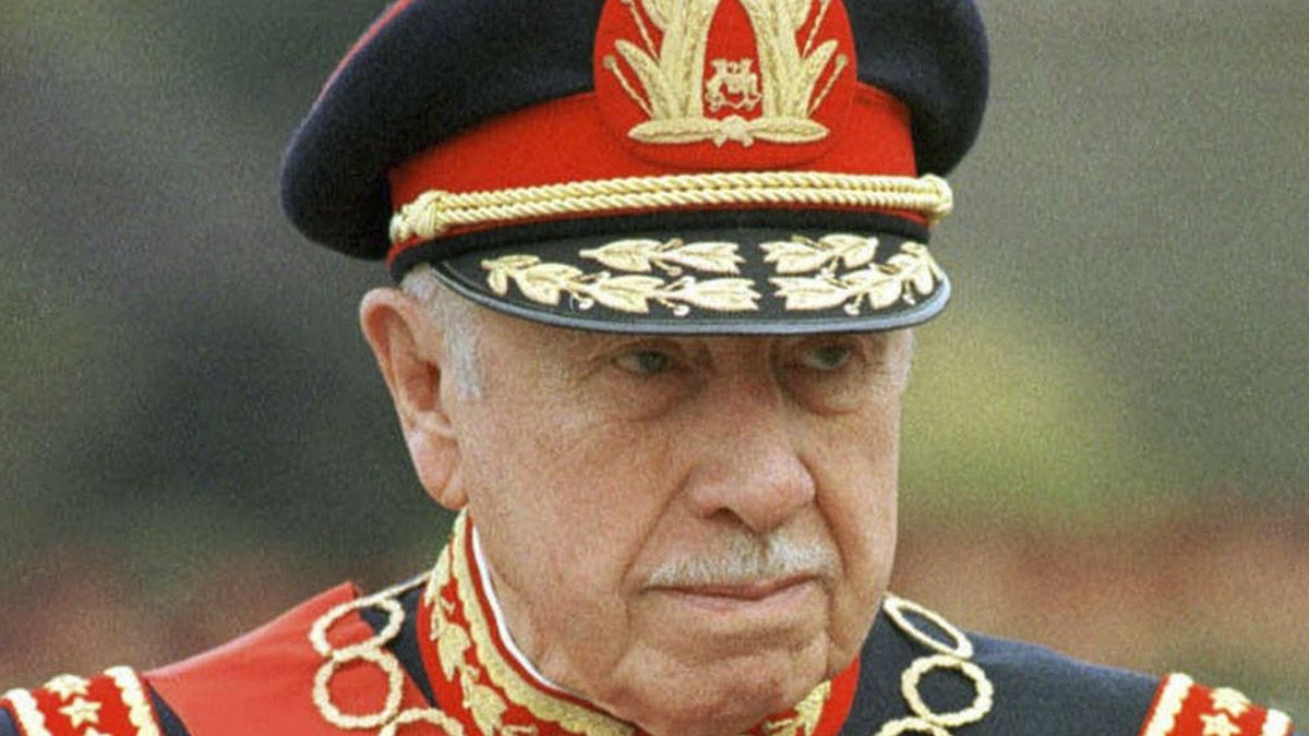 El dictador Augusto Pinochet lideró el golpe de estado que derrocó a Salvador Allende y estuvo gobernando Chile entre 1973 y 1990.