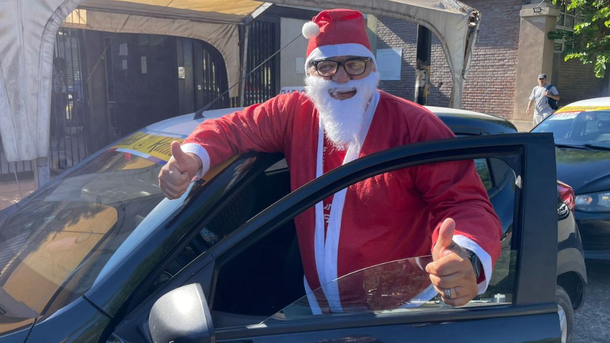 Papá Noel recorrió las calles de Santa Fe en taxi este miércoles 24 de diciembre.
