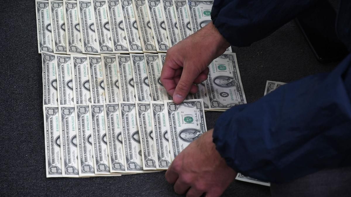 Las primeras informaciones al respecto indicaban que el monto secuestrado en el operativo de la calle Montañeses ascendía a US$ 700.000. Las primeras informaciones al respecto indicaban que el monto secuestrado en el operativo de la calle Montañeses ascendía a US$ 700.000.