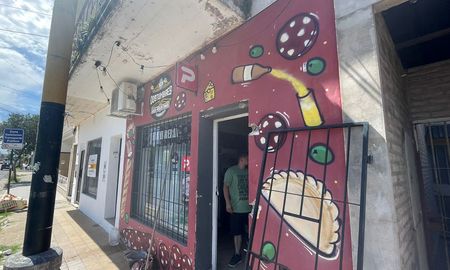 Los ladrones secaron una reja y luego forzaron la puerta de ingreso. Los ladrones secaron una reja y luego forzaron la puerta de ingreso.