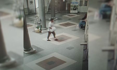 El preso, identificado como R.M.V., salió caminando este miércoles en horas de la siesta por los pasillos del hospital Cullen. El preso, identificado como R.M.V., salió caminando este miércoles en horas de la siesta por los pasillos del hospital Cullen.