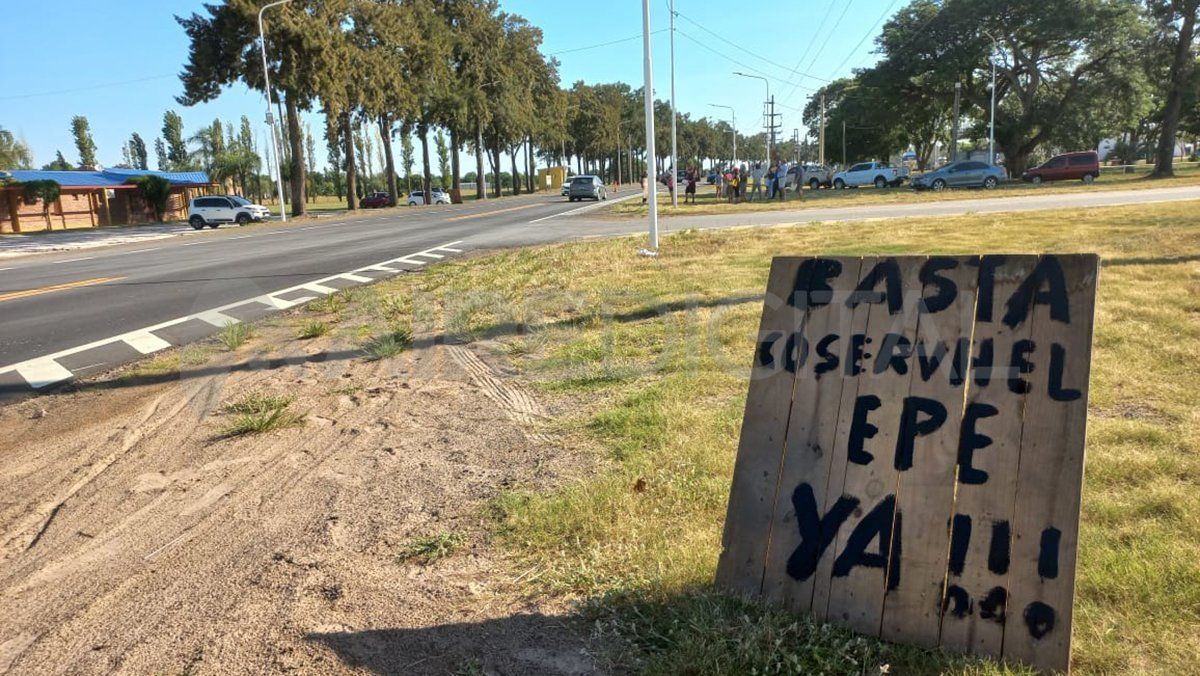 Los vecinos de la costa reclaman por una mejora en el servicio eléctrico.