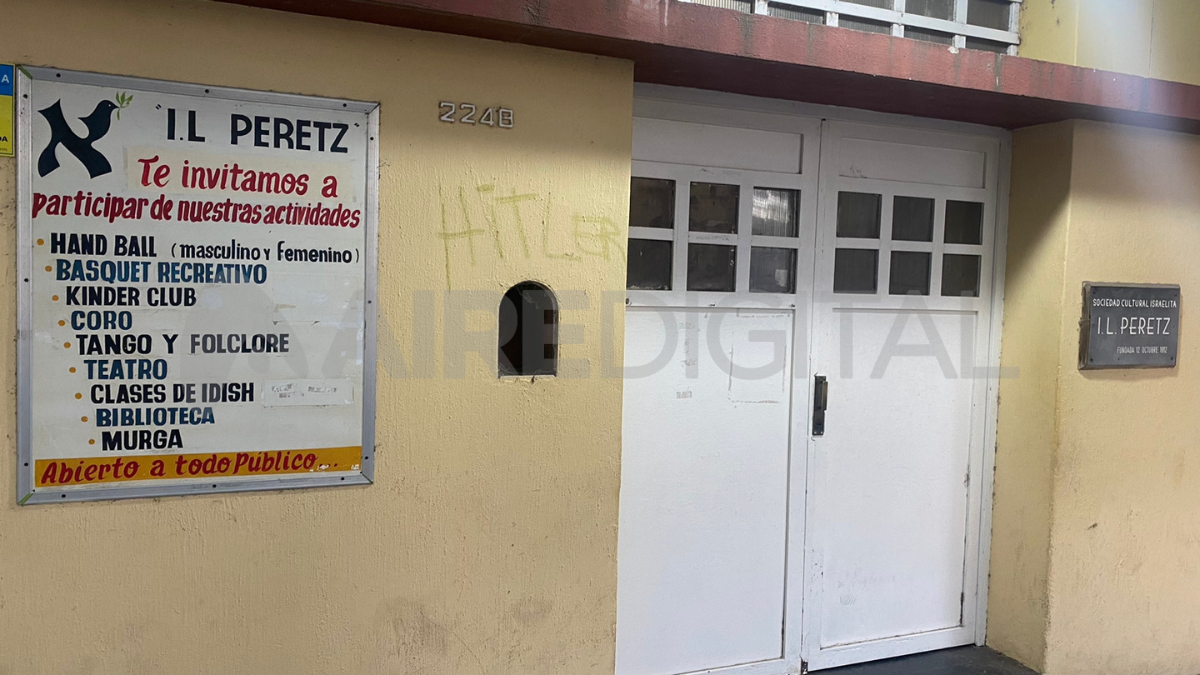 La filial de la DAIA repudió el acto vandálico. El frente de la institución luce cruces esvásticas y se puede leer el nombre de Hitler.