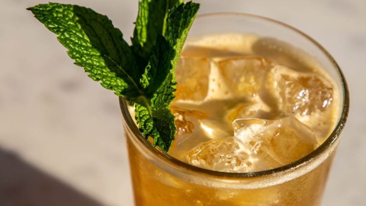 Refrescante combinación de Aperol, Cynar y sidra, pensada como aperitivo liviano. Refrescante combinación de Aperol, Cynar y sidra, pensada como aperitivo liviano.