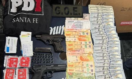 Pistolas, dinero y chips de teléfono, los elementos hallados por los detectives del caso. Pistolas, dinero y chips de teléfono, los elementos hallados por los detectives del caso.