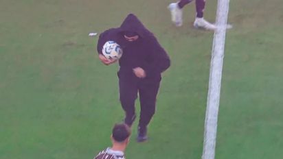 ¡Se robaron la pelota! La verdad del hincha encapuchado que interrumpió la final de Huracán y Platense